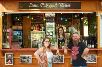 A Lima Pub enteriőrje fa felületekkel.