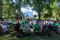 Szabadtéri nézők a Radó Matinén a pavilon mellett.