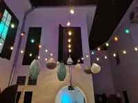 Hangulatfények és lampionok a Rómer Ház belső udvarában.