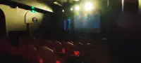 Vetítésre előkészített nézőtér a Rómer Házban.