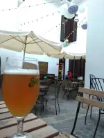 Udvari terasz asztalokkal és napernyőkkel a Rómer Házban.