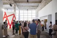 Kiállítási enteriőr a Torulában más nézőpontból.